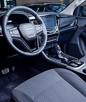 Interior e painel de controle do ISUZU MU-X