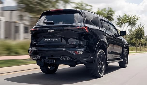 Vista traseira do ISUZU MU-X em movimento